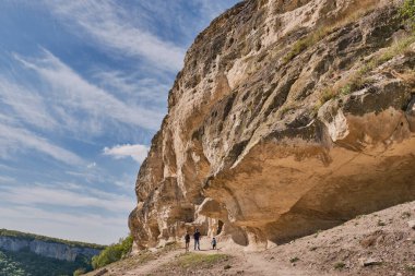 Bakhchisarai, Ukrayna - 4 Ekim 2020: Turistler ortaçağ mağara kenti Chufut Kale boyunca yürüyorlar. Kırım Yarımadası 'nın simgesi. Güzel bir manzara.
