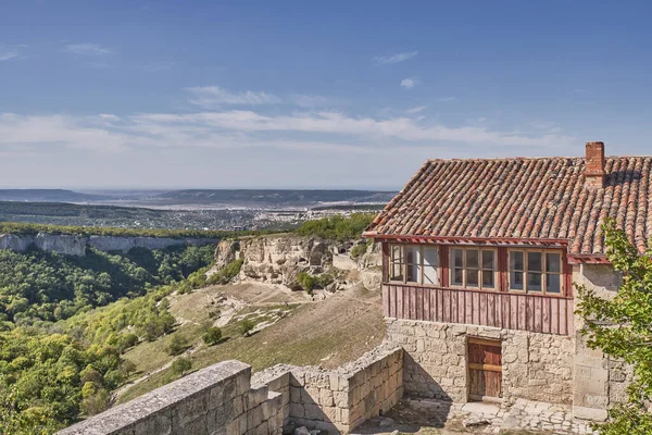 Dağdaki taş ev, Firkovich 'in mülkü. Ortaçağ mağara kasabası Chufut Kale. Kırım yarımadasının simgesi, Bakhchisarai, Ukrayna