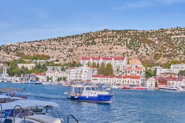 Sivastopol, Ukrayna - 6 Ekim 2020: Balaklava Körfezi 'nin doğu kıyısı, Kırım Yarımadası.