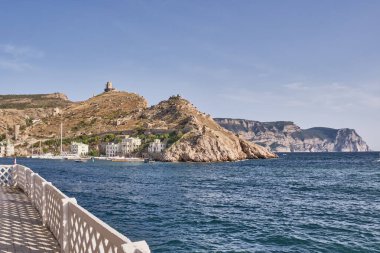 Ortaçağ Ceneviz kalesi Chembalo ve Cape Aya, Balaklava bölgesi Sivastopol, Kırım yarımadası, Ukrayna ile Krepostnaya Dağı manzarası