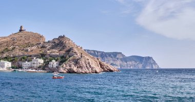 Ortaçağ Ceneviz kalesi Chembalo ve Cape Aya, Balaklava bölgesi Sivastopol, Kırım yarımadası ve Ukrayna ile Krepostnaya Dağı manzarası. Pankart