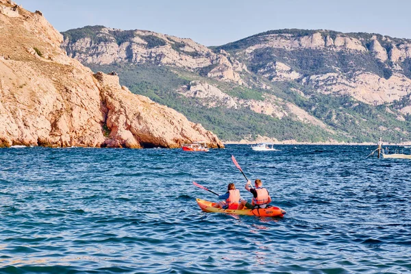 Sevastopol Ukraine October 2020 Couple Plastic Kayak Swims Balaklava Bay — Stock Photo, Image