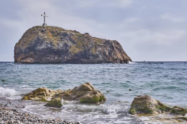 Sivastopol 'un Balaklava bölgesindeki çakıl taşı plajı Yashmovy, Cape Fiolent' ten Georgyevskaya 'nın kayanın görüntüsü. Karadeniz, Kırım Yarımadası, Ukrayna.