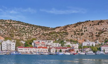 Sivastopol, Ukrayna - 6 Ekim 2020: Balaklava Körfezi 'nin doğu kıyısı, Kırım Yarımadası. Pankart