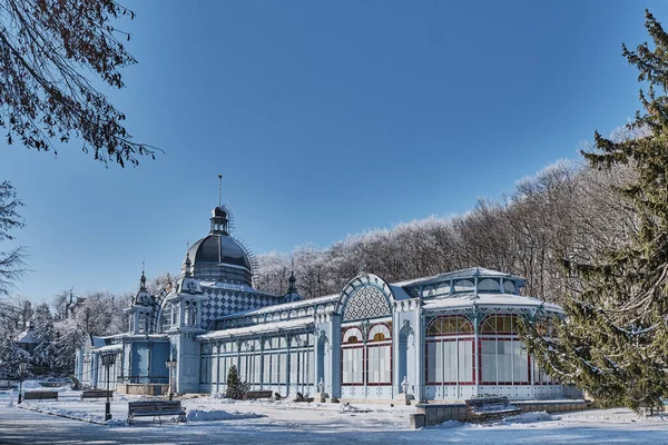 Zheleznovodsk, Rusya - 21 Ocak 2021: Güneşli bir kış gününde Puşkin Galerisi 'nin inşaatı. 1902 'de açıldı.