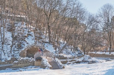 Kislovodsk, Rusya - 23 Ocak 2021: Kış manzarası. Kislovodsk milli tatil köyü parkındaki Olkhovka nehri üzerinde güzel bir köprü..