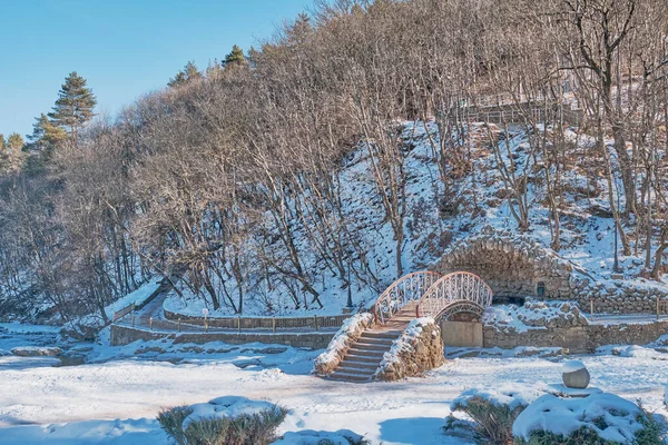 Kış manzarası. Rusya 'nın Kislovodsk kentindeki ulusal tatil beldesi parkında Olkhovka nehri üzerinde güzel bir köprü.