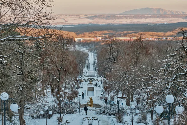 Zimowy Pejzaż Miasta Pokryte Śniegiem Kaskadowe Schody Zheleznogorsk Park Atrakcja — Zdjęcie stockowe