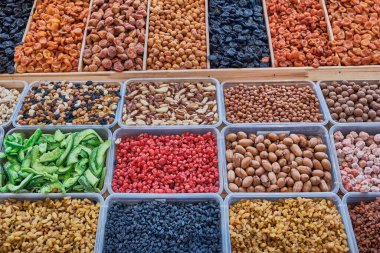 Kafkasya ya da Orta Asya 'nın otantik çarşısında kurutulmuş meyve ve fındık dolu bir tezgah..