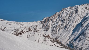 Rusya, Kabardino-Balkaria Elbrus bölgesinin kış manzarası. Pankart