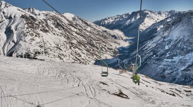 Rusya, Kabardino-Balkaria Elbrus bölgesinin kış manzarası. Cheget Dağı 'nda teleferik. Baksan Boğazı.
