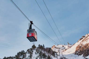 Terskol, Rusya - 24 Ocak 2021: Prielbrusye Milli Parkı Elbrus Dağı 'nın merkezindedir. Eski sarkacın kırmızı kabini Elbrus..