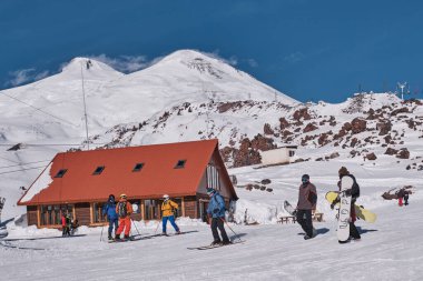 Terskol, Rusya - 24 Ocak 2021: Prielbrusye Milli Parkı Elbrus Dağı 'nın merkezindedir. Elbrus-2 sarkacının MIR istasyonunun platosundaki insanlar.