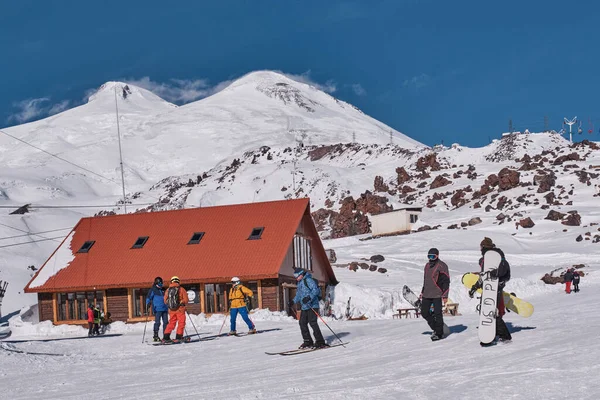 Terskol, Rusya - 24 Ocak 2021: Prielbrusye Milli Parkı Elbrus Dağı 'nın merkezindedir. Elbrus-2 sarkacının MIR istasyonunun platosundaki insanlar.