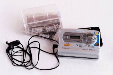 Portatif teyp kasetçalar, kulaklıklar, beyaz masada kasetler..