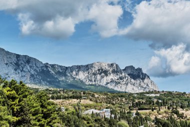 Simeiz kasabasından Güney Kırım 'daki Ai-Petri dağına.