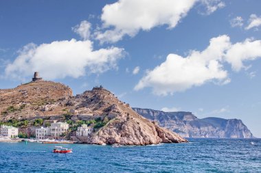 Ortaçağ Ceneviz kalesi Chembalo, Balaklava bölgesi Sivastopol, Kırım yarımadası, Ukrayna 'nın kalıntılarıyla Krepostnaya Dağı manzarası.