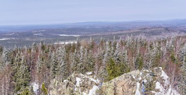 Ortanca Urallar 'ın güzel kış manzarası, Rusya. Dağdan beyaz görünüm.