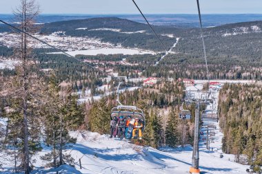 Rusya 'nın Urallar bölgesinin güzel kış dağ manzarası. Belaya Dağı 'ndaki teleferik..