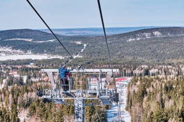 Sinyalciler, Belaya Dağı veya White Dağı 'ndaki asansörün destekçisi üzerine bir uyarı sistemi kurar. Urallar bölgesi, Rusya.