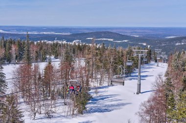 Rusya 'nın Urallar bölgesinin güzel kış dağ manzarası. Belaya Dağı 'ndaki teleferik..