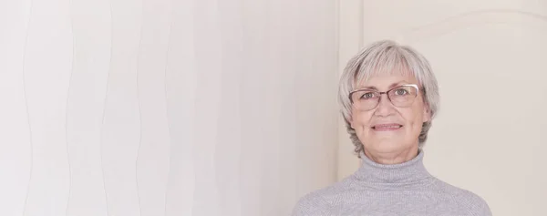 薄毛の白髪のメガネをかけた年配の白人女性の笑顔が描かれている バナー — ストック写真