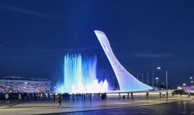 Rusya 'nın Sochi kentindeki Olimpiyat Parkı' nda akşam gösterisi.