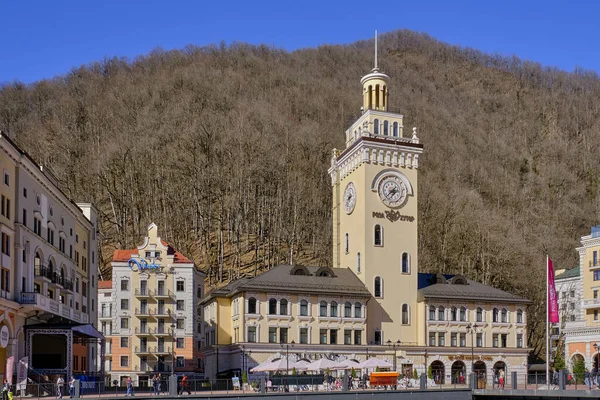 Ośrodek narciarski Rosa Khutor., Rosja. Widok ratusza z zegarem na placu Rosa. Krajobraz miejski — Zdjęcie stockowe