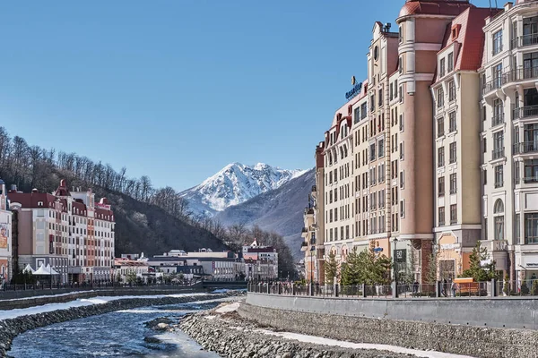 Kayak merkezi Rosa Khutor, Rusya. Mzymta Nehri İlkbahar manzarası
