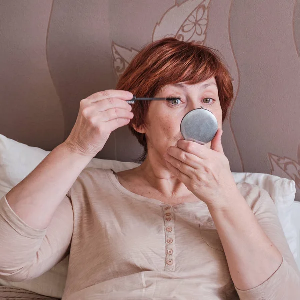 Anciana haciendo maquillaje — Foto de Stock