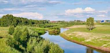 Yaz kırsal arazisi güneşli bir günde