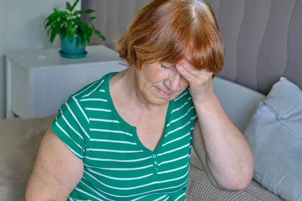 Mujer mayor sintiendo dolor de cabeza — Foto de Stock