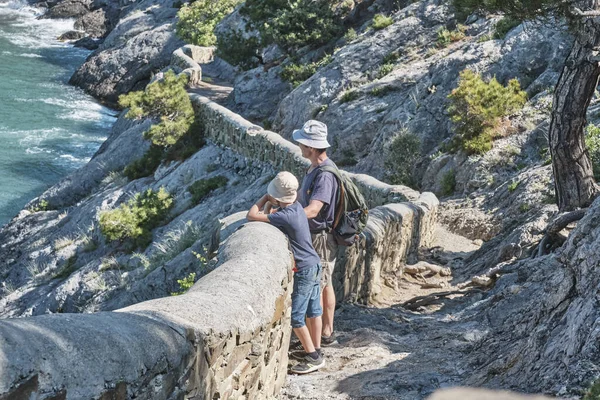 Un niño y su abuelo de pie en el sendero Golitsyn y mirando a la bahía azul, — Foto de Stock