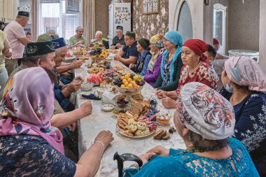 Sibirya köyünün sakinleri Müslüman bayram bayramını evlerindeki masada kutluyorlar. Kurban Bayramı, kurban festivali..