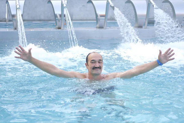 Maduro asiático hombre en al aire libre piscina termal con hidromasaje. — Foto de Stock