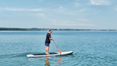 Asyalı yaşlı adam sakin gölde yemek masasında..