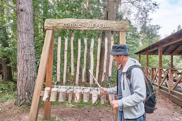 Hombre Asiático Mayor Con Mochila Jugando Xilófono Madera Sendero Ecológico — Foto de Stock