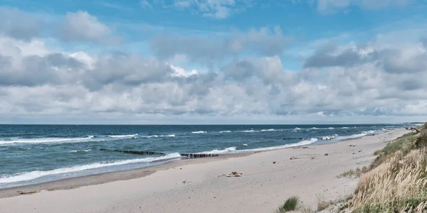 Чудове Море Хвилями Піщаним Пляжем Хмарним Небом Балтійське Море Куршська Ліцензійні Стокові Зображення