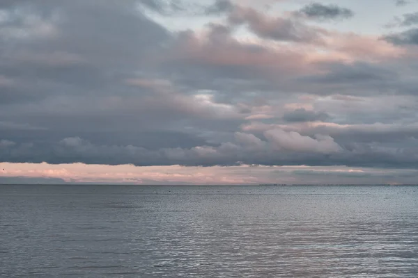 Céu nublado dramático bonito sobre a baía do mar no por do sol — Fotografia de Stock