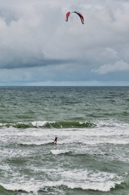 Uçurtma sörfçüsüyle güzel bir deniz manzarası..