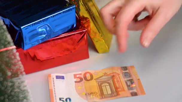 Mujeres jóvenes que cuentan el dinero del euro para comprar regalos de Navidad — Vídeo de stock