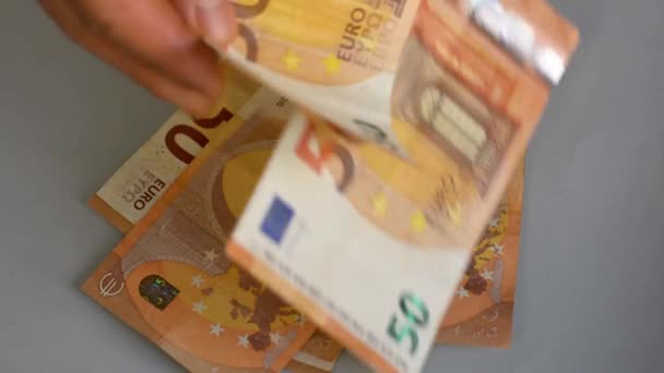 Una persona que cuenta billetes de 50 euros, dinero de la Unión Europea, cálculo del dinero en efectivo — Vídeos de Stock