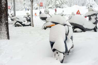 Madrid, İspanya, 01.09.2021, Kar motosikletleri Segovia caddesinde kapladı, kar yağıyordu, Filomena fırtınası
