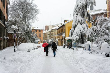Madrid, İspanya, 01.09.2021, Segovia caddesi, Madrid merkezinde karla kaplı ağaçlar, kar, Filomena fırtınası.