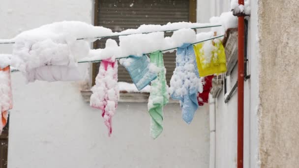 Vista Una Nieve Cubierta Toallas Secándose Aire Libre Durante Una — Vídeos de Stock