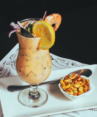 Peru geleneksel yemekleri, karides, soğan, kişniş ve limonla süslenmiş leche de tigre. 