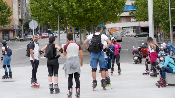 Madrid, Spanje, 09.05.2020, Madrid Rio, Jongeren rolschaatsen bij de brug Segovia, rivier Manzanares . — Stockvideo