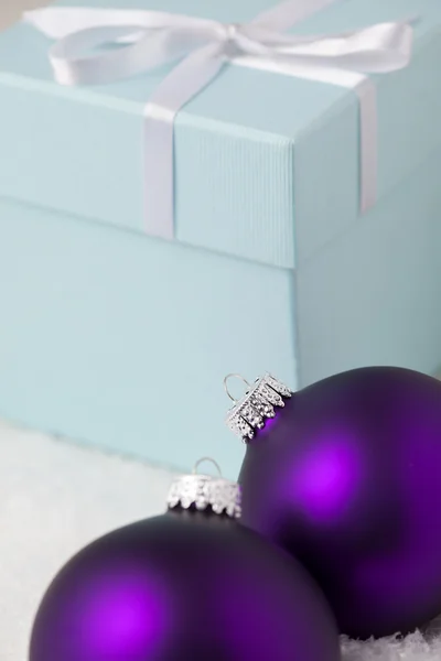 Kerst ornamenten met de doos van de gift op besneeuwde achtergrond — Stockfoto