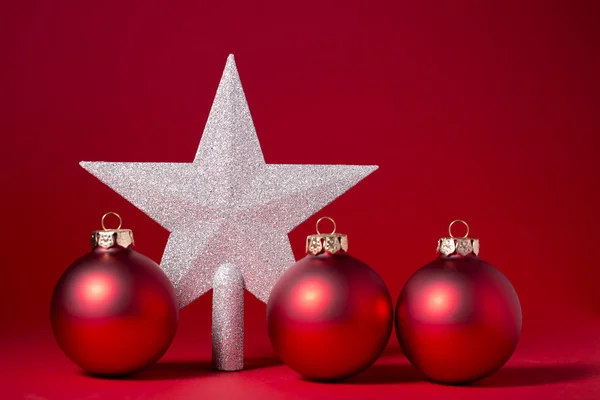 Estrella de Navidad con bolas de Navidad —  Fotos de Stock