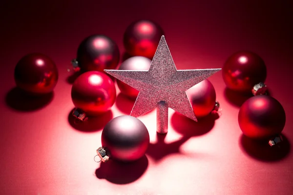 Estrella de Navidad con un grupo de diferentes bolas de Navidad —  Fotos de Stock